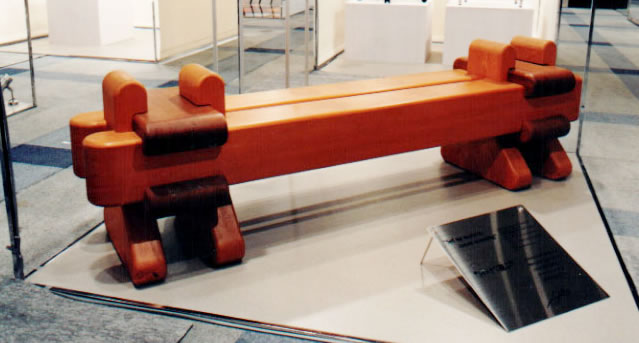 国際デザイン展出展作品　　金具を使わない木と木との組み合わせによる木のベンチ